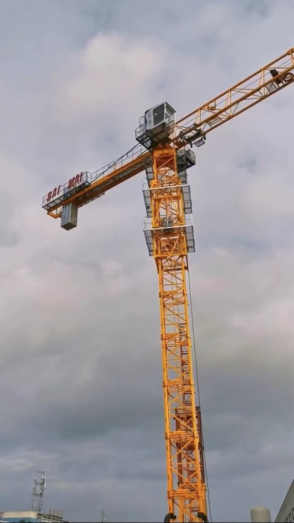 Yüksek açıdan Trex Crane markasına ait modern kule vincin inşaat sahasında kullanımı