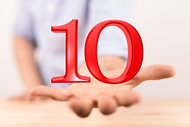 10 en rouge tenant dans une main