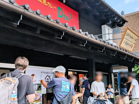 祭の日、いろはベースに大勢の人が集まっている