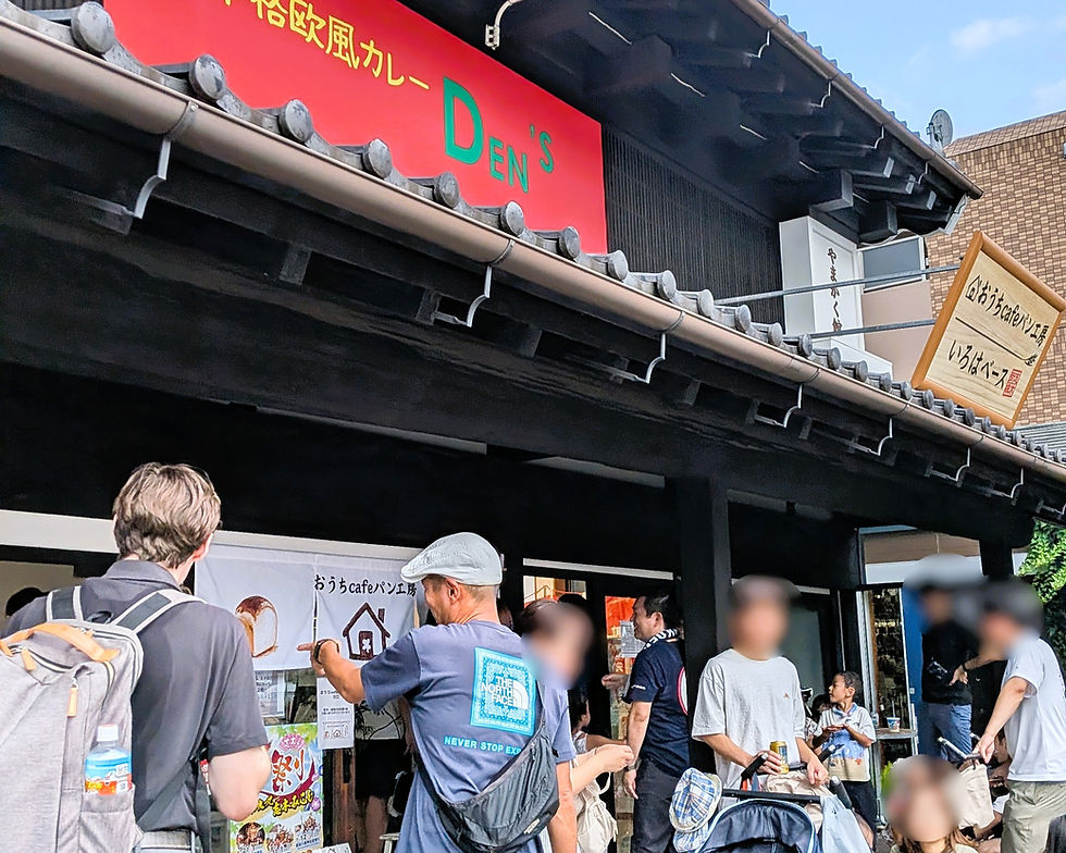 祭の日、いろはベースに大勢の人が集まっている