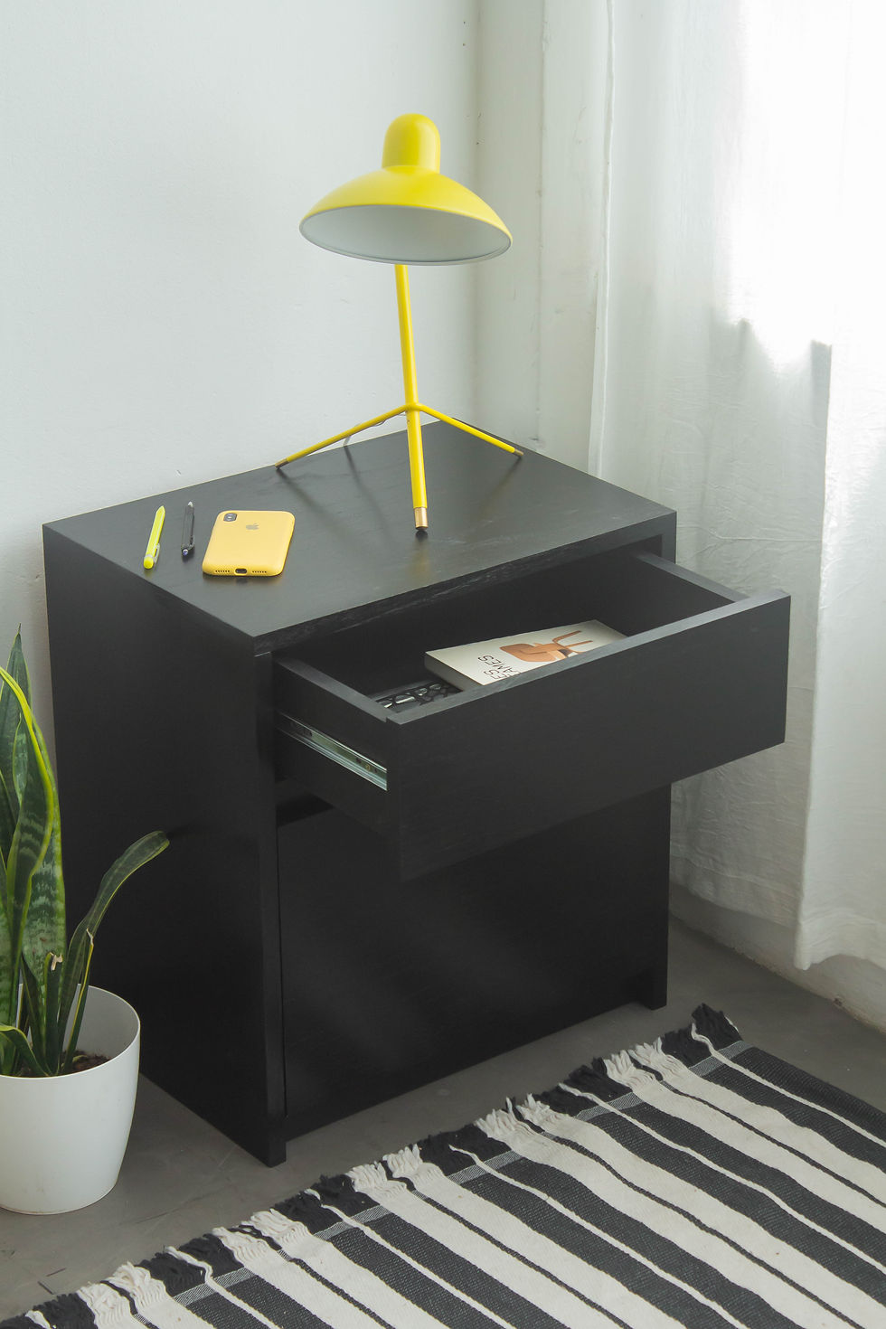 Mesa de luz Wood con puerta y cajon Black