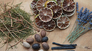 Simply balanced has energizing spruce, lime, and nutmeg scents with the mellow smells of vanilla and lavender.
