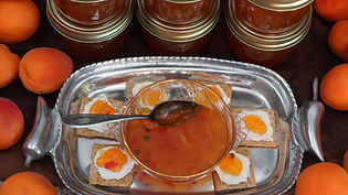 Sweet, fruity, and pleasantly hot, it’s delicious on toast, crackers, or paired with cream cheese, goat cheese, grilled meats, and appetizers.