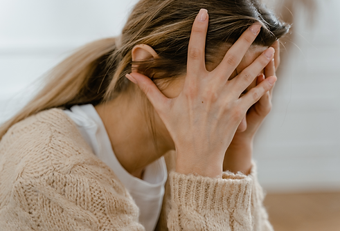 Gros plan sur une femme qui se prend la tête dans les mains