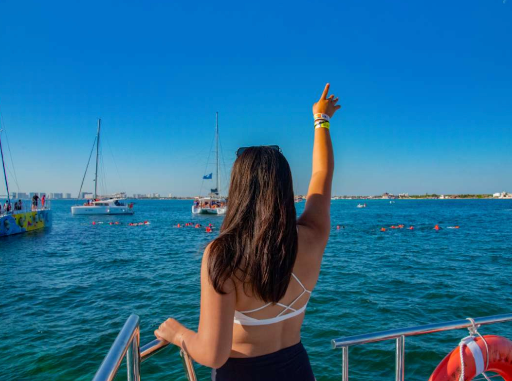 Tour en Catamarán a Isla Mujeres desde Cancún Club de playa en Isla Mujeres + Sn