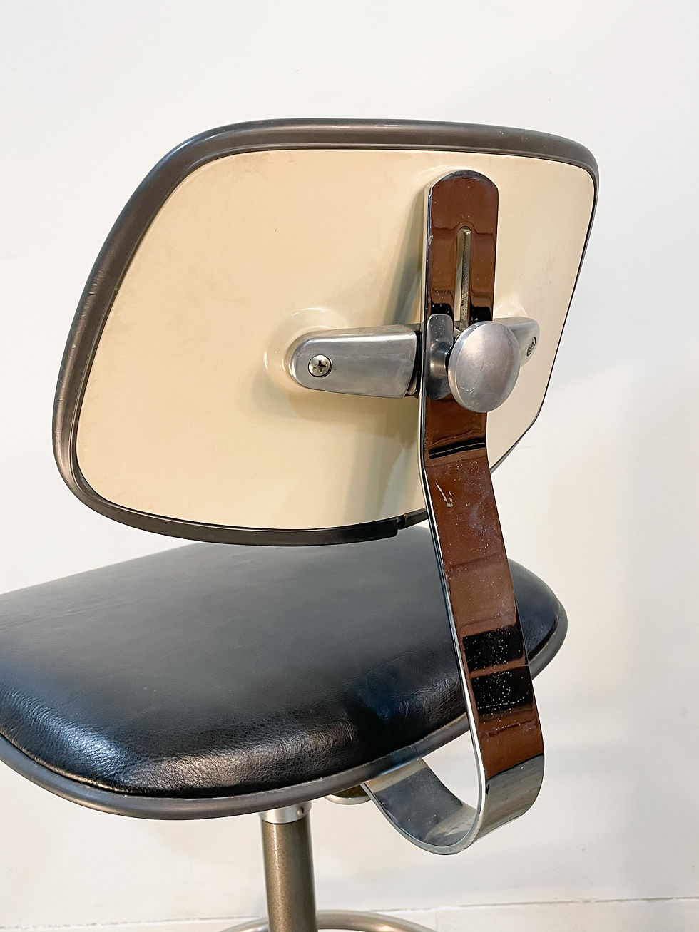 Thumbnail: Rare Eames EC-428 Operational Stool by Herman Miller