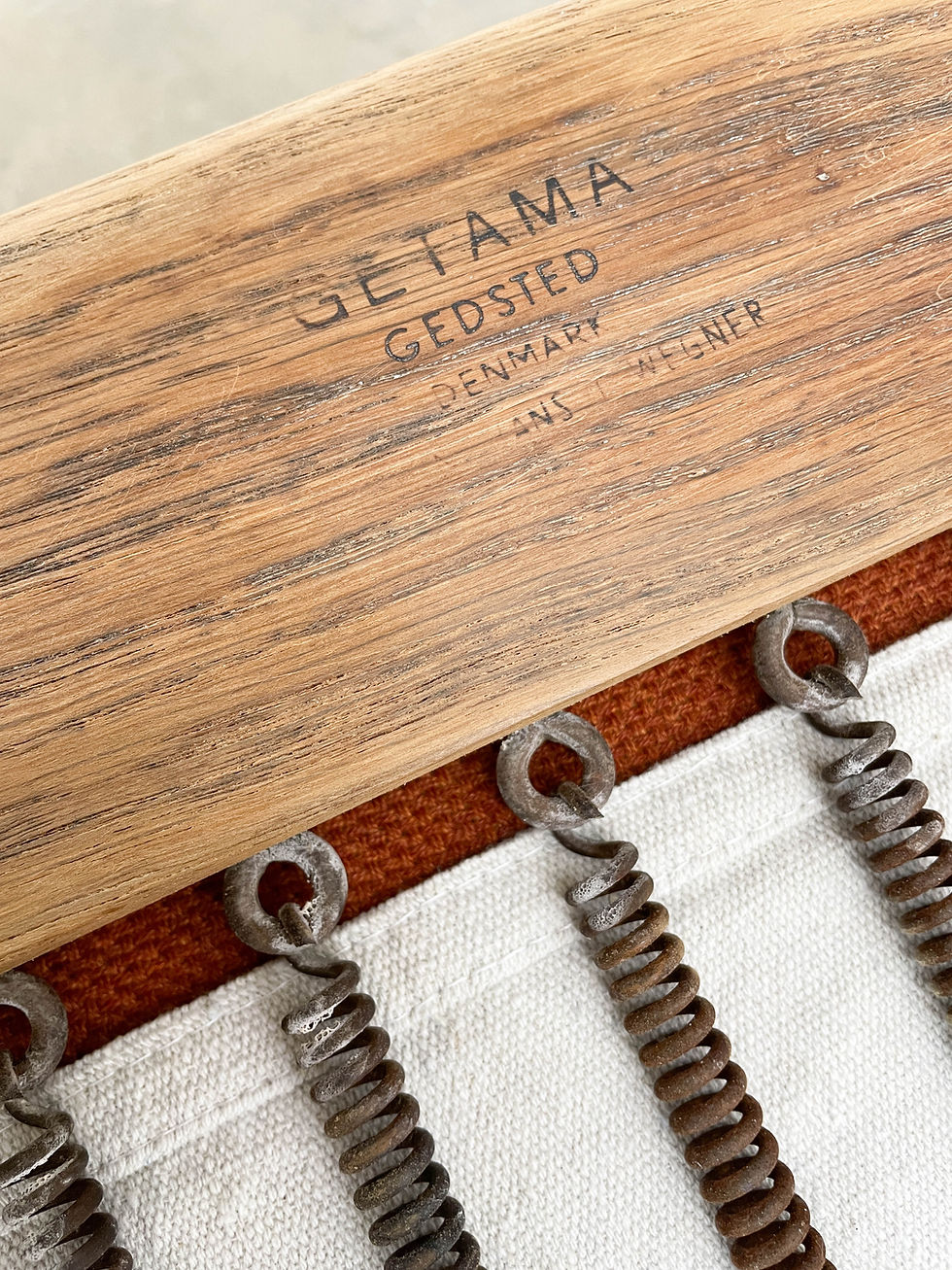 Thumbnail: Early Hans Wegner Chaise Longue for Getama