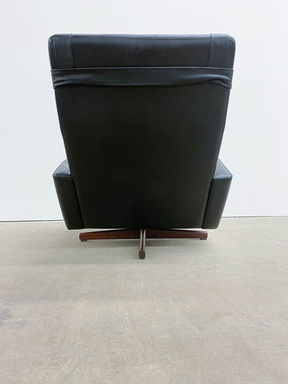 Thumbnail: Fredrick Kayser Leather and Rosewood Lounge Chair
