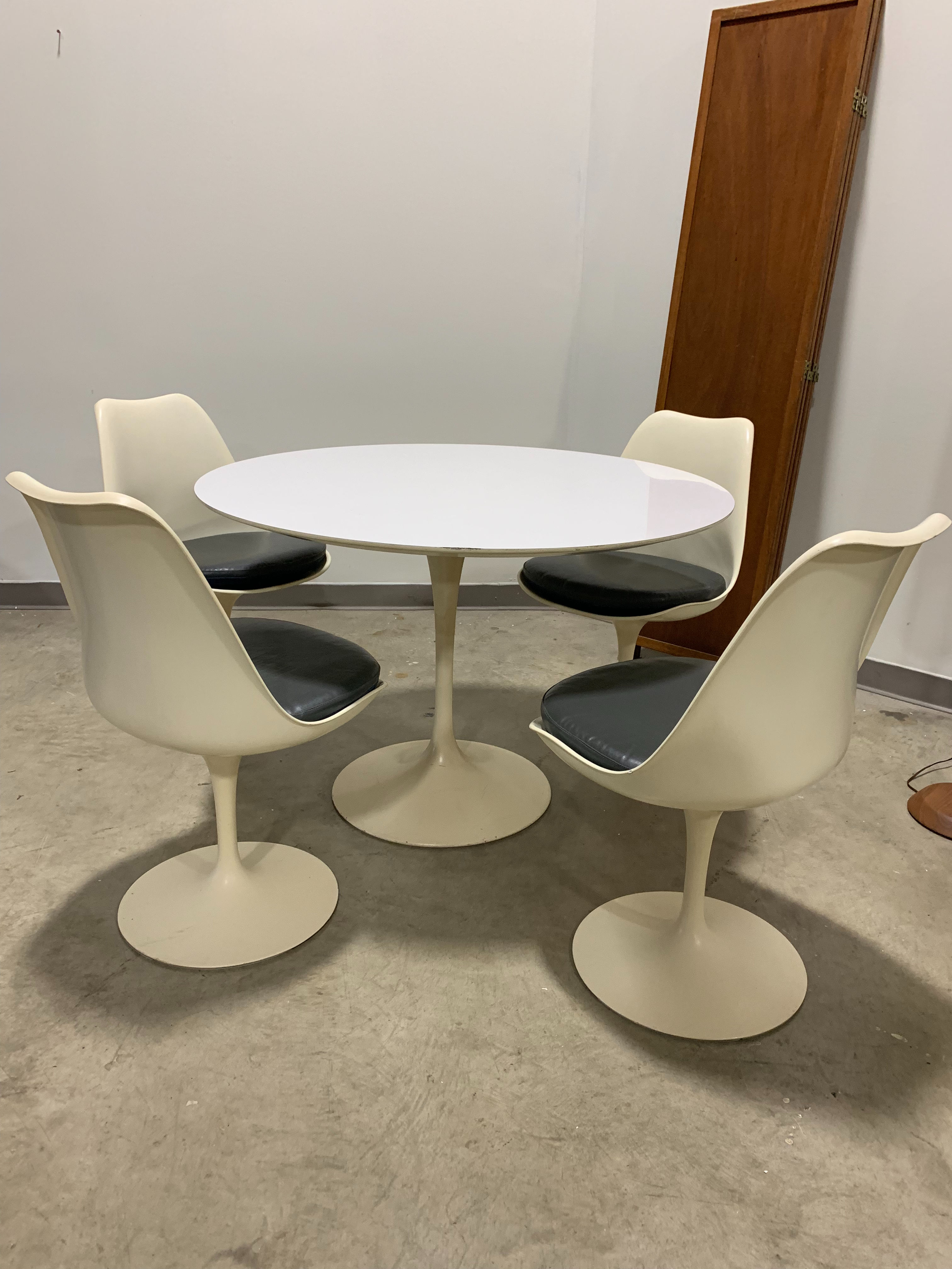 Knoll Saarinen Tulip Dining Set