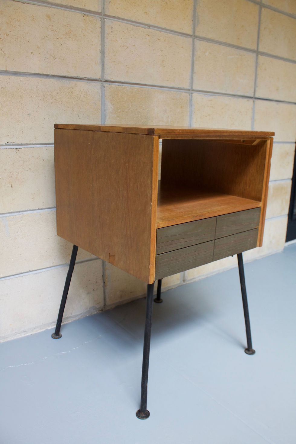 Thumbnail: Raymond Loewy side table