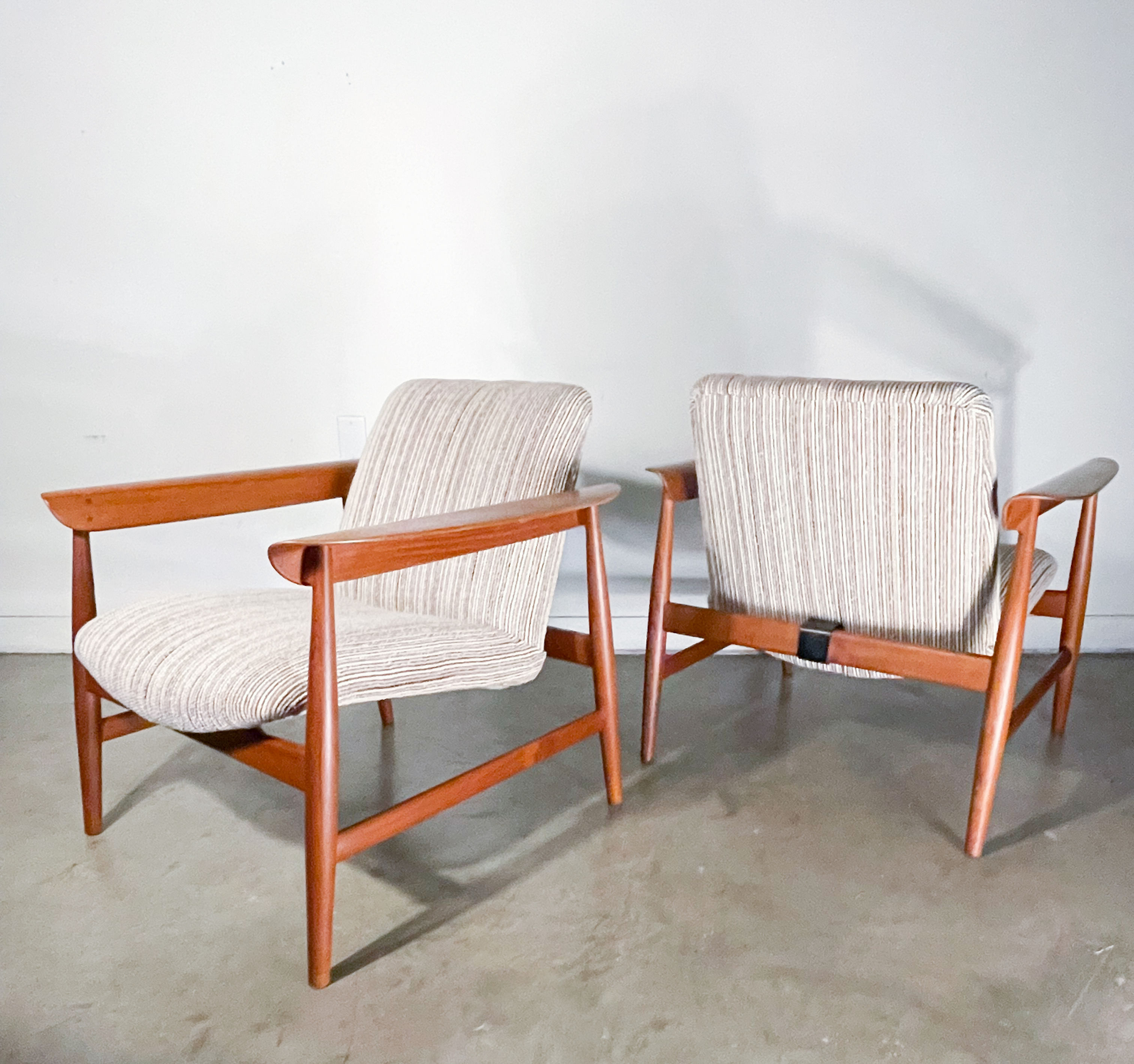 Pair of Finn Juhl Bo-118 Teak Lounge Chairs