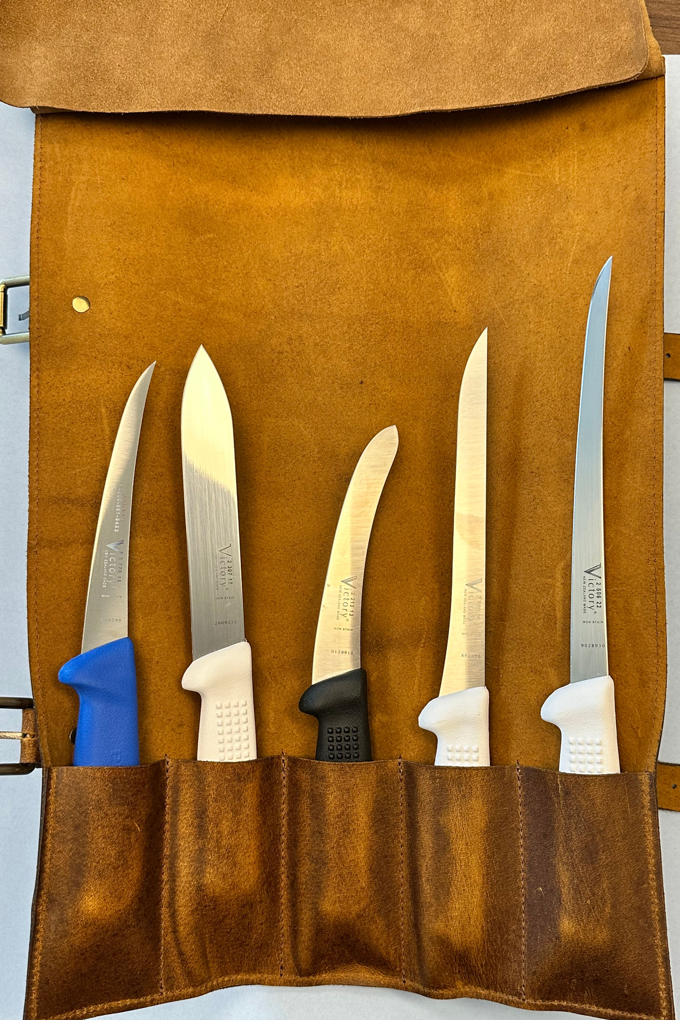 5 knives in the Victory Leather Knife Roll