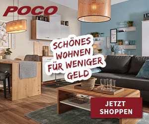 wrme, Wohnzimmer mit gemütlicher Einrichtung – Werbebanner von POCO mit Slogan „Schönes Wohnen für weniger Geld“