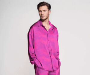 wrme, Werbebanner von Erverte Paris – Mann in pinkem Outfit als Blickfang für nachhaltige, faire Mode mit Stil aus Frankreich