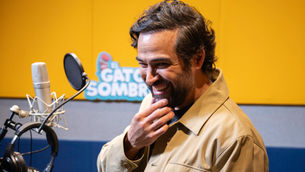 Alfonso Herrera sonriendo durante la presentación de sus nuevos proyectos de cine y televisión para Latinoamérica.