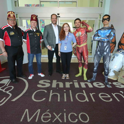 Médicos y niños conviviendo en una jornada de bienestar emocional en el hospital Shriners Children's México.