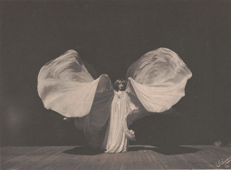 Loie Fuller: The Serpentine Pioneer of Modern Dance and Stagecraft