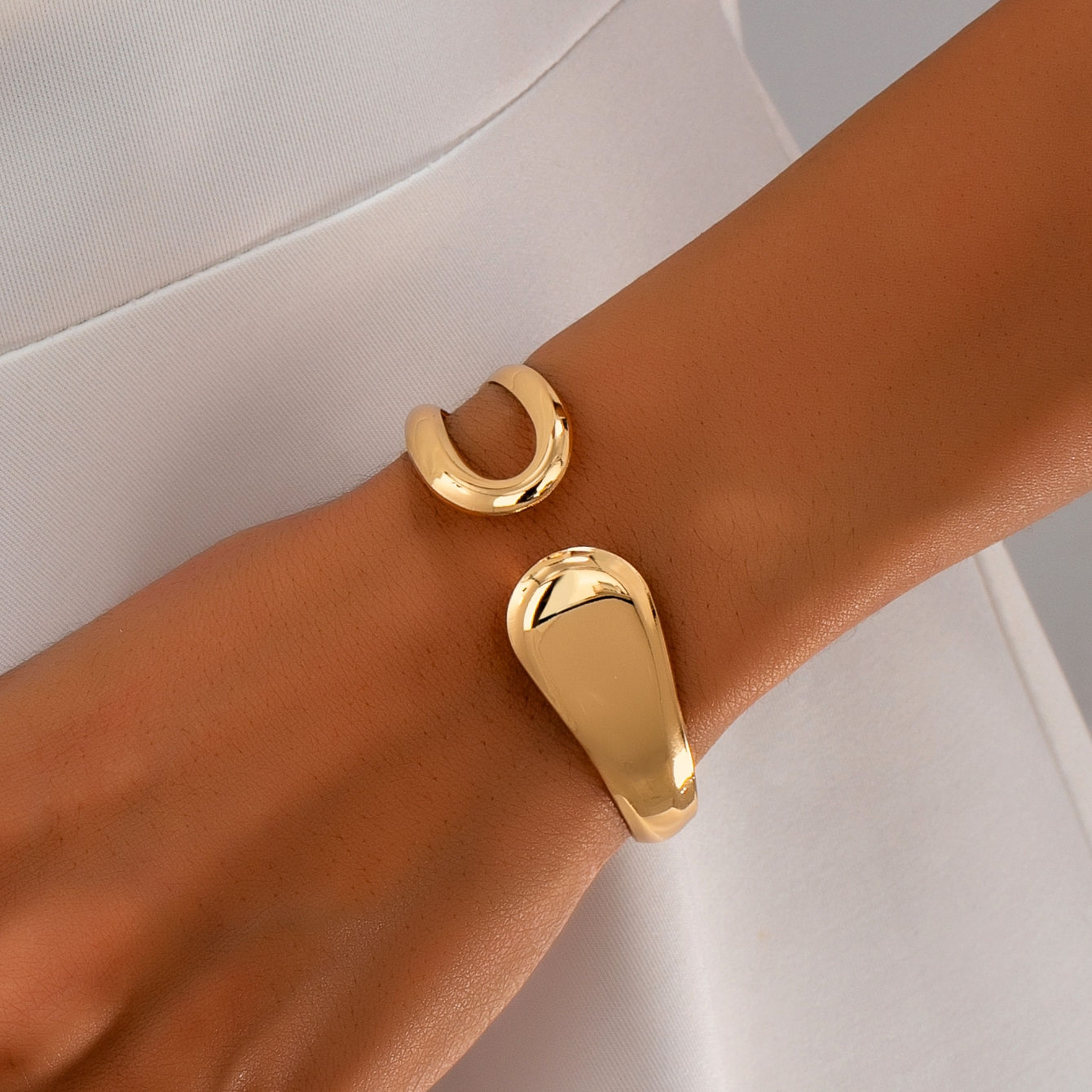 A Fashionable Women's Open Bracelet with a Stylish and Versatile Hollow Geometri