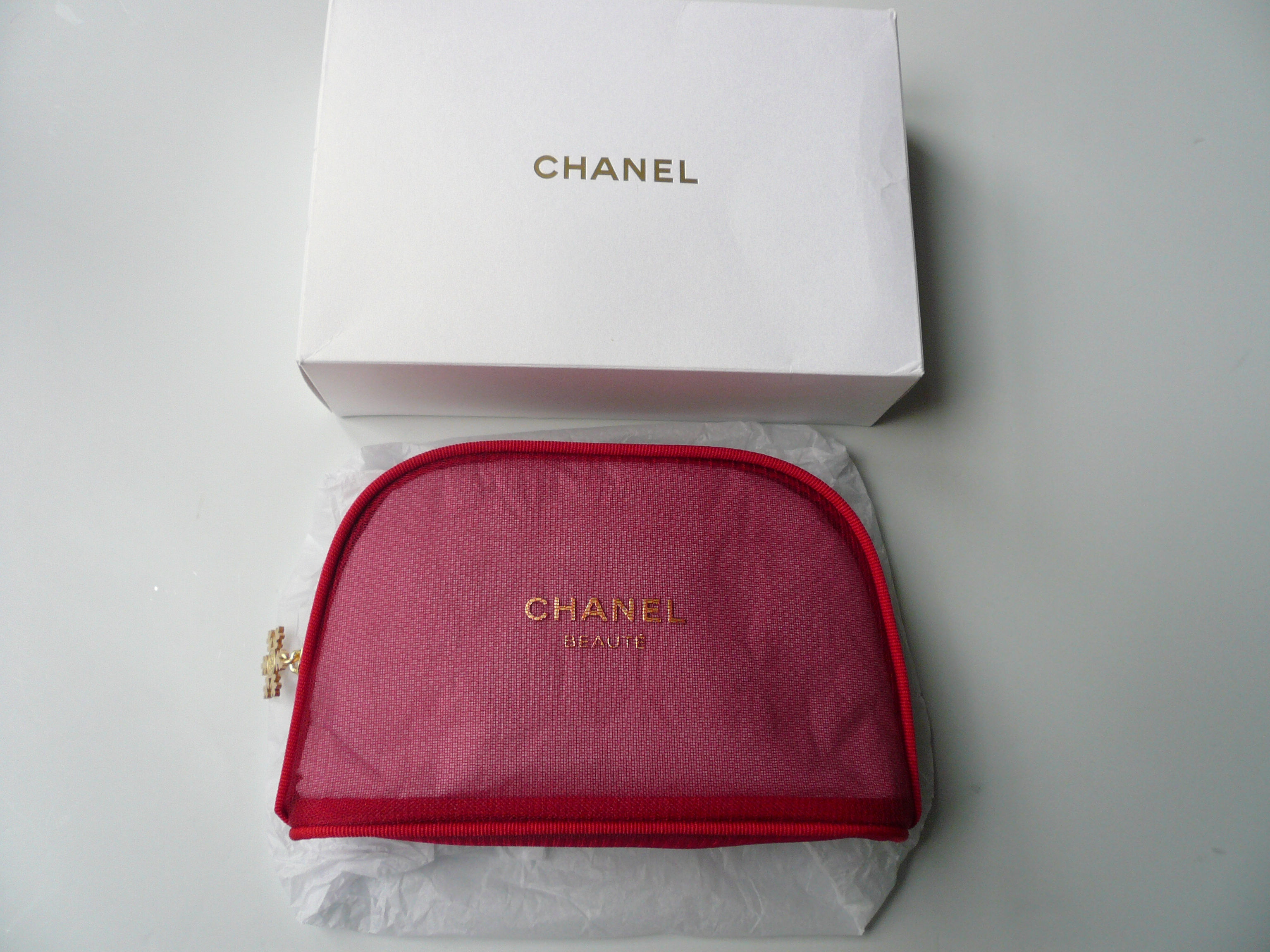 CHANEL Trousse de beauté neuve rouge