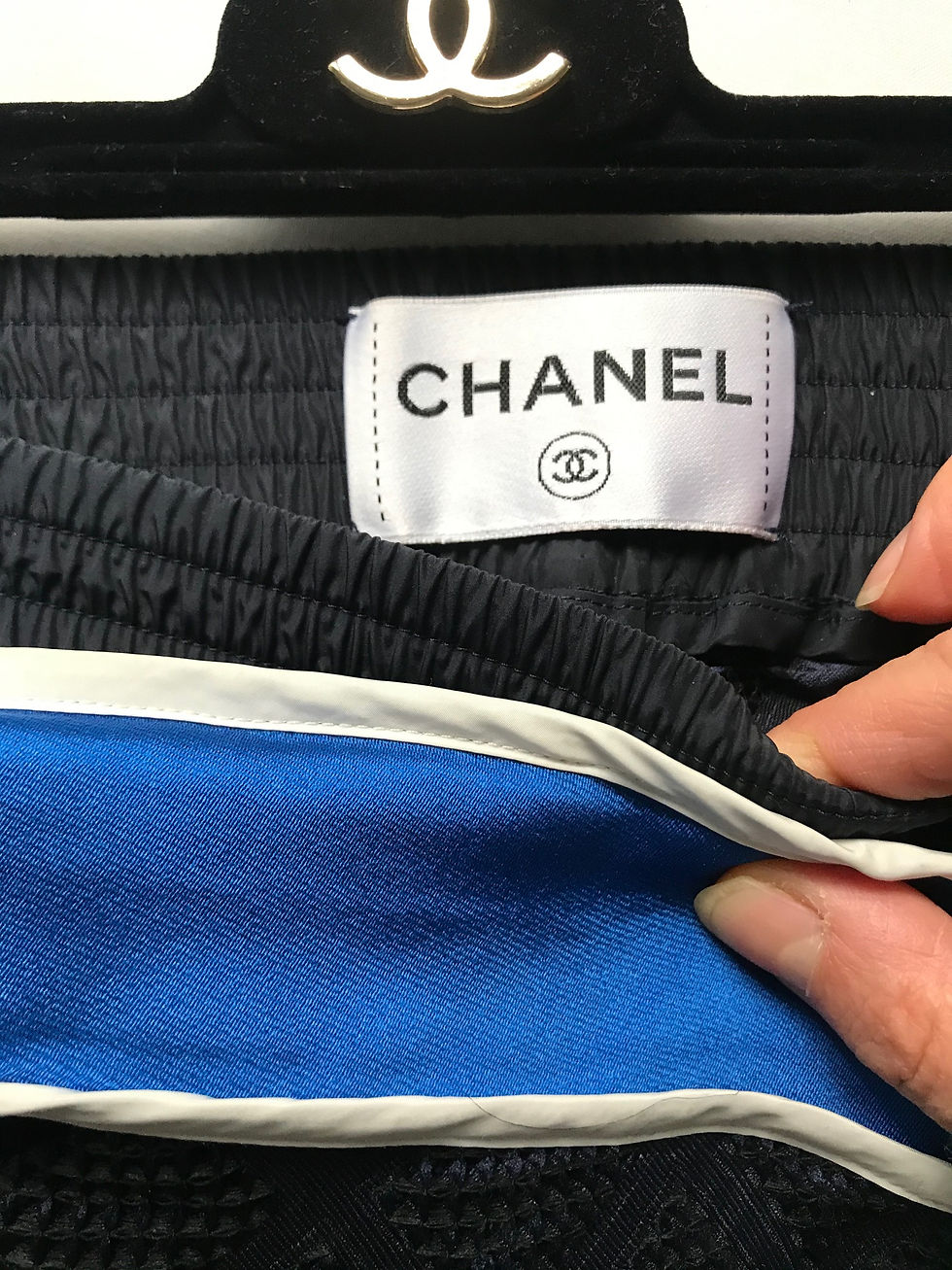 Miniature : CHANEL Pantalon bleu nuit gaufré et noir soie coté T36 TBE