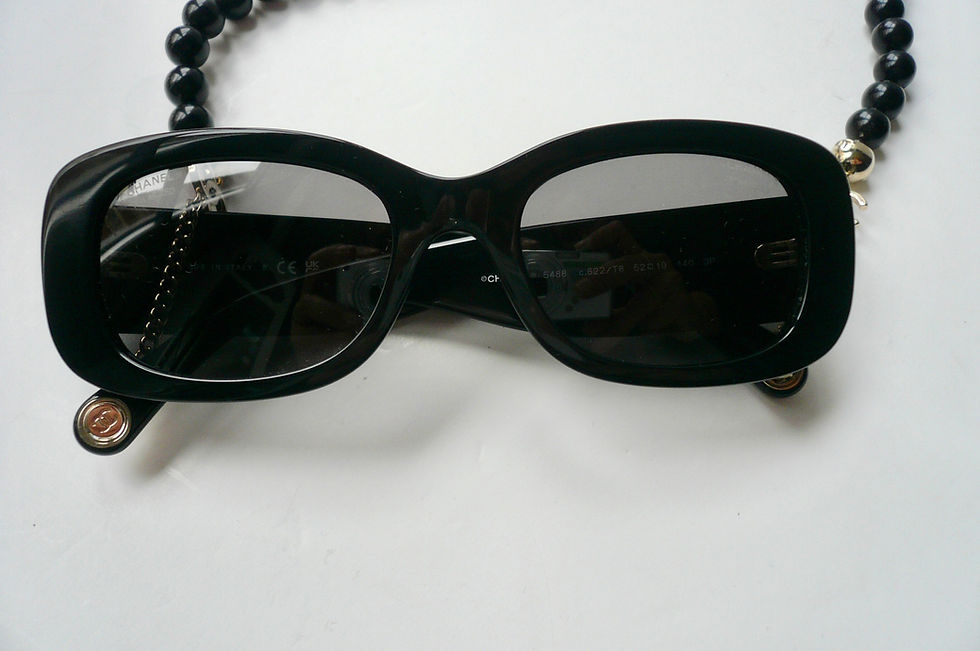 Miniature : CHANEL Solaires rectangles noires TBE avec étui et boite sold out