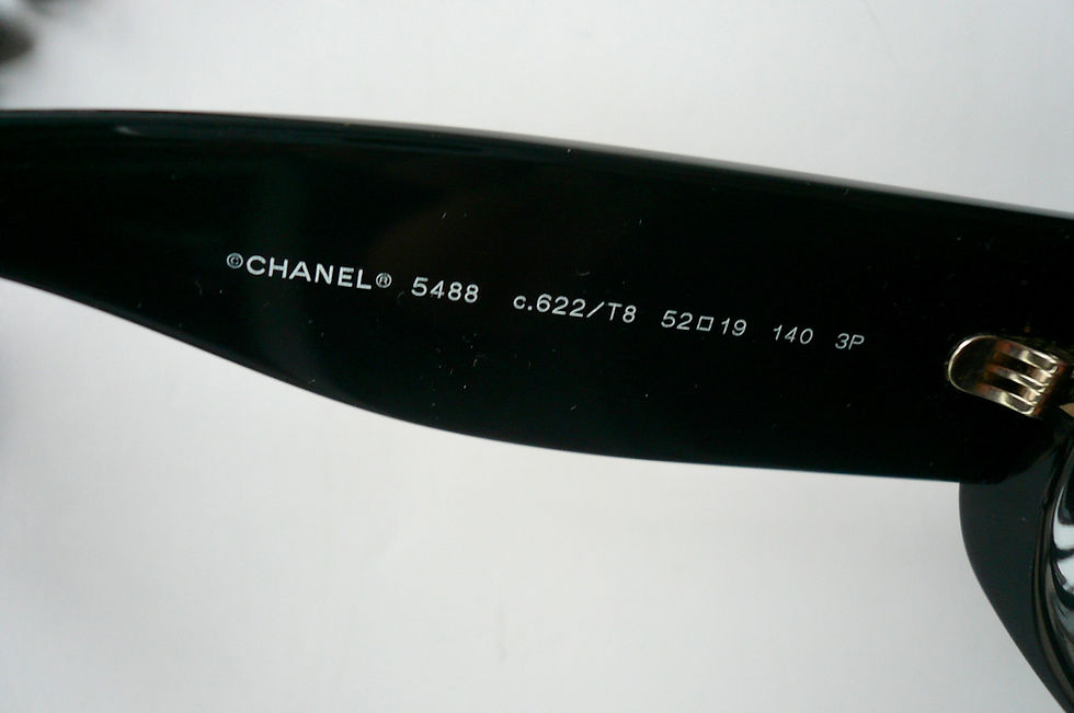 Miniature : CHANEL Solaires rectangles noires TBE avec étui et boite sold out