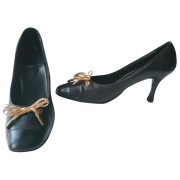 CHANEL Escarpins cuir noir noeud Rafia T41 C