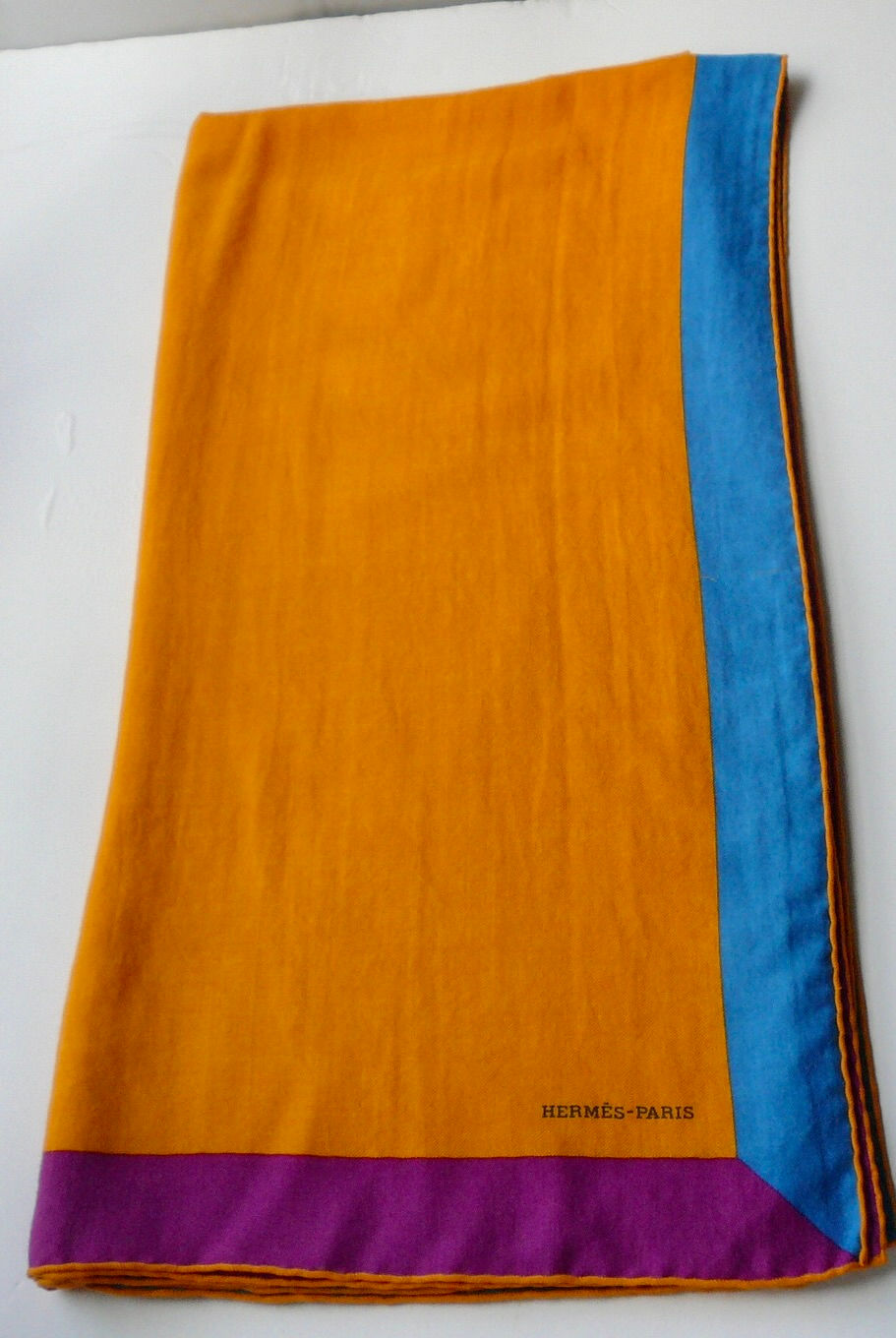 Miniature : HERMES Châle 140 / TBE / avec boite