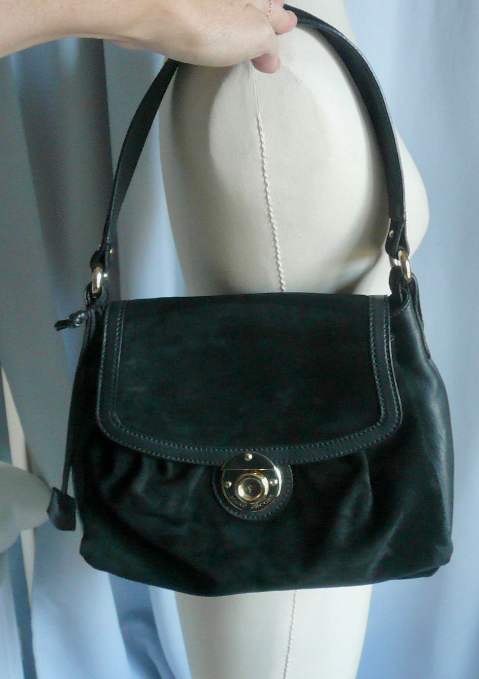 Miniature : MARC JACOBS Sac cuir noir porté épaule TBE