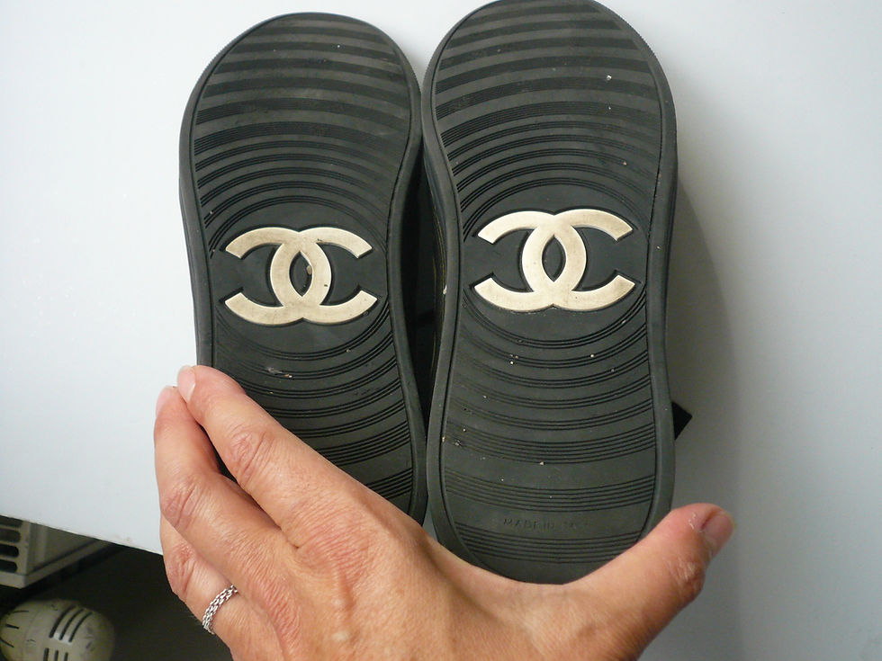 Miniature : CHANEL Baskets daim noirs rayures dorées T38,5