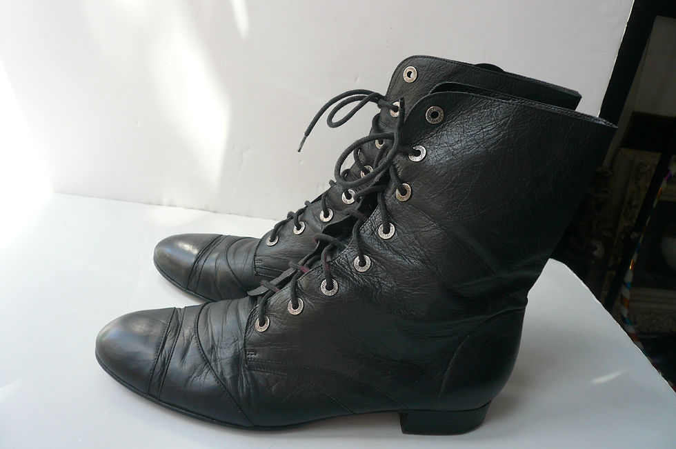 Miniature : CHANEL Bottines cuir TBE T42 IT