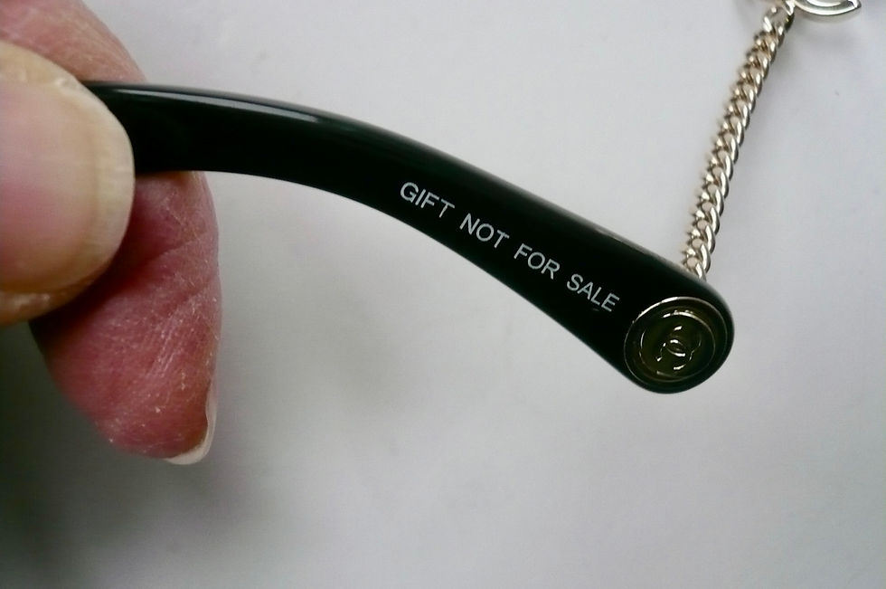 Miniature : CHANEL Solaires rectangles noires TBE avec étui et boite sold out