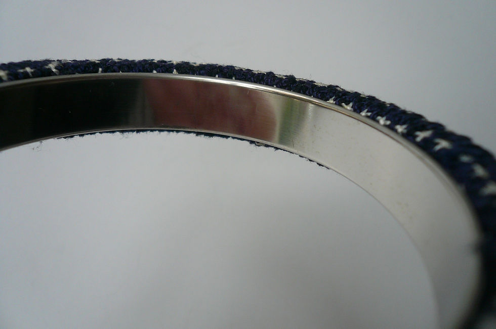 Miniature : CHANEL Bracelet rigide tweed marine et métal argenté TBE