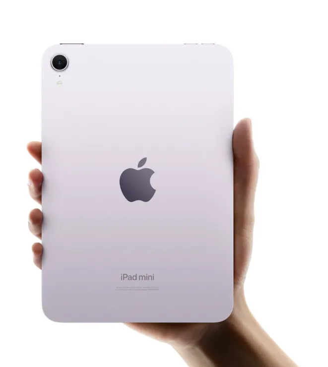 Mano sujetando un Ipad blanco