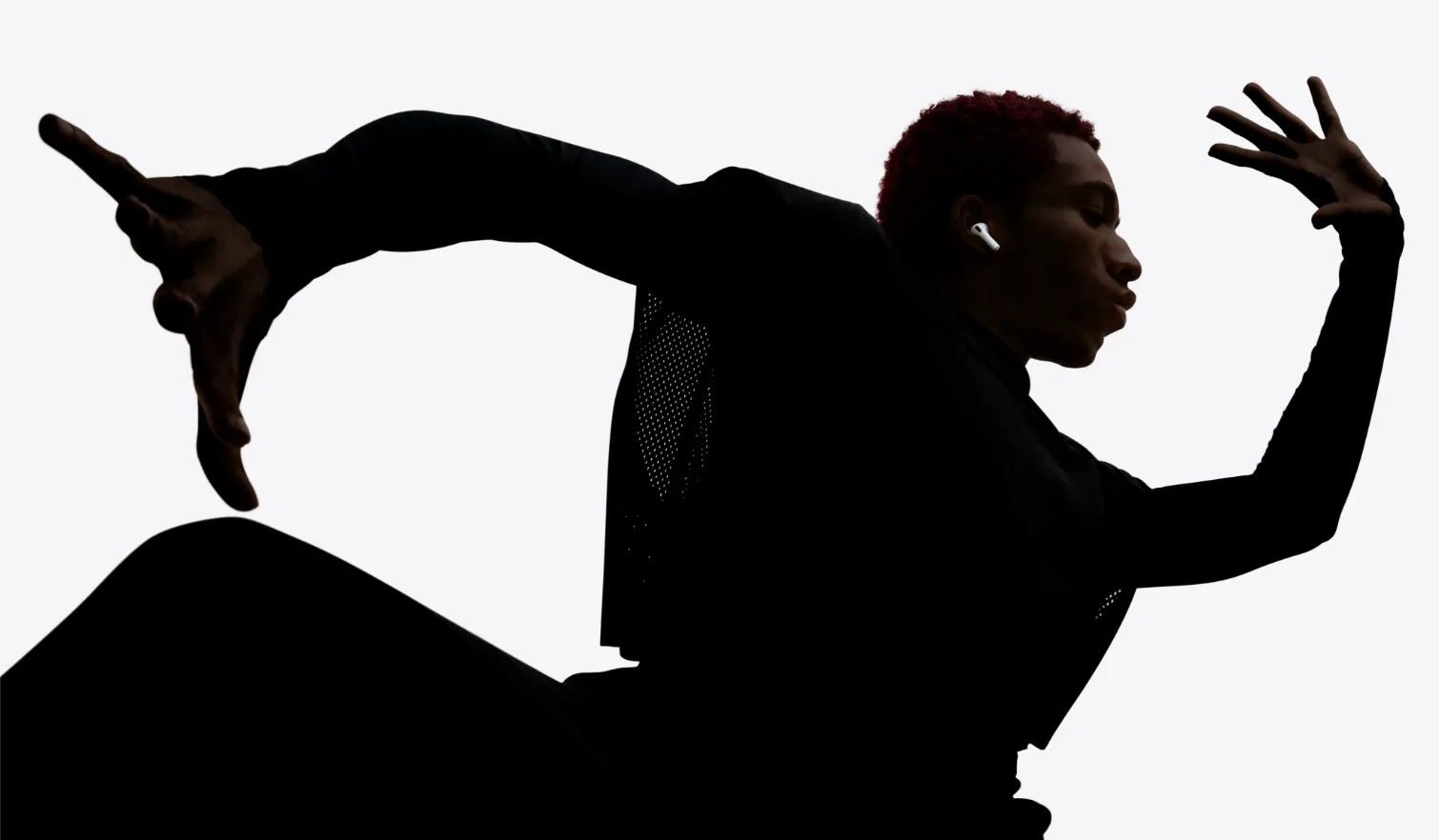 chico corriendo llevando cascos blancos