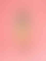 Chica con el pelo largo oscuro vestida con un vestido verde, azul y amarillo