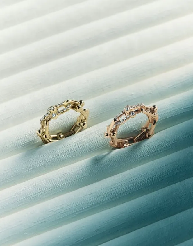 anillos dorados  sobre fondo con relieve