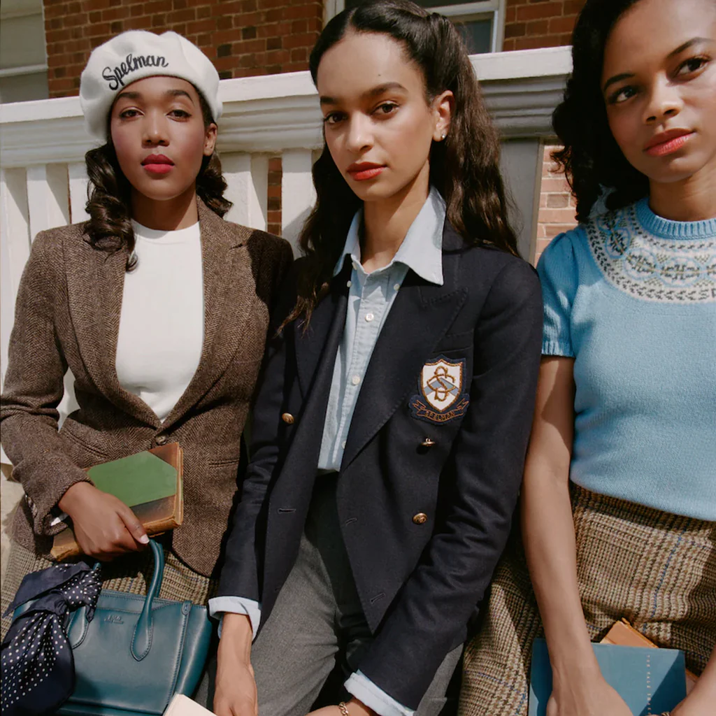 tres chicas mirando a cámara vestida de manera elegante