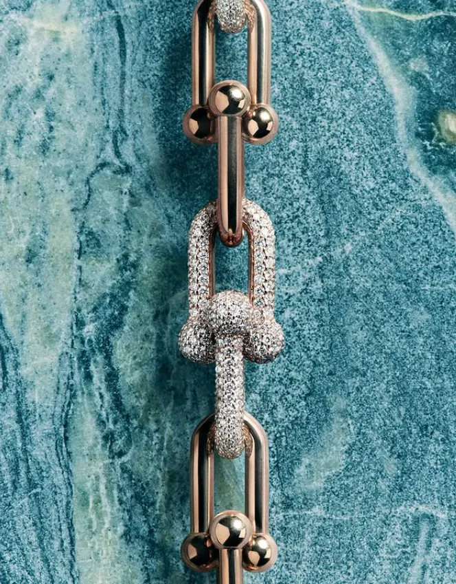 detalle de una parte de una cadena dorada sobre fondo azul