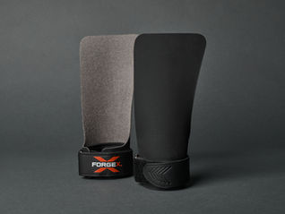 calleras de cor preta sobre fundo preto