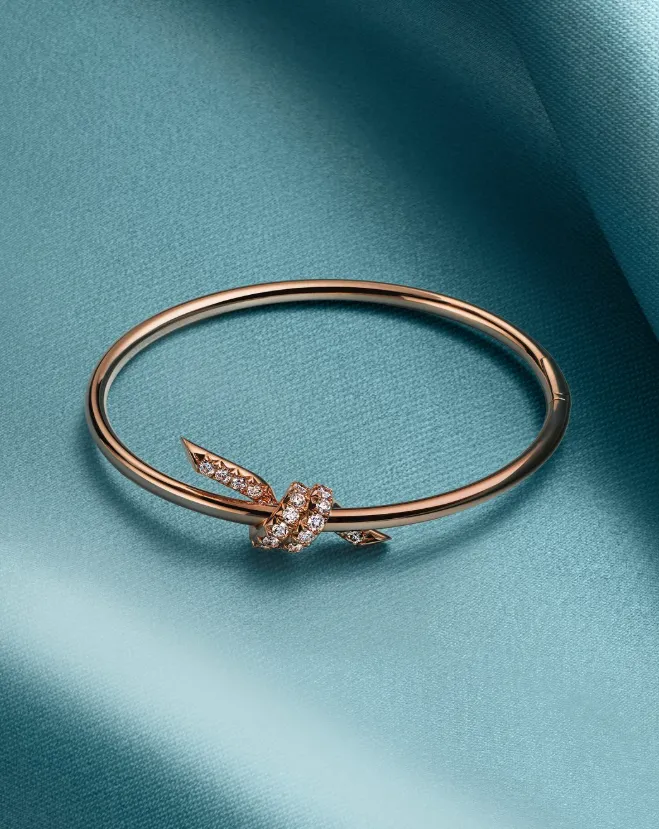 pulsera dorada sobre tela de color azul