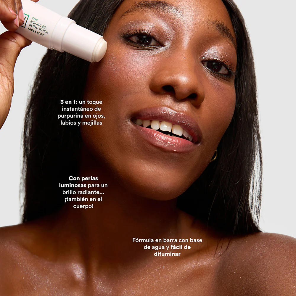 chica negra con el pelo largo y oscuro sujetando un producto