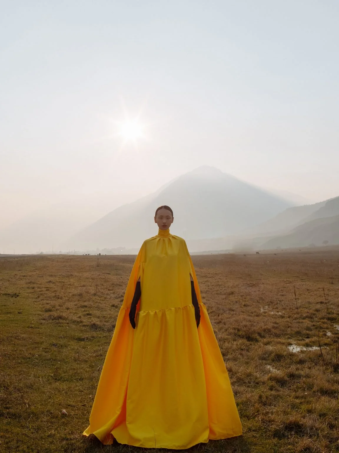 chica con un vestido amarillo en la naturaleza 