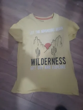 camiseta amarilla puesta en el suelo