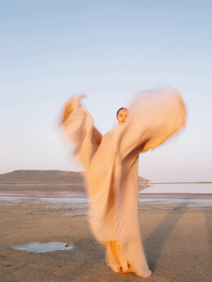 chica con un vestido claro en una playa
