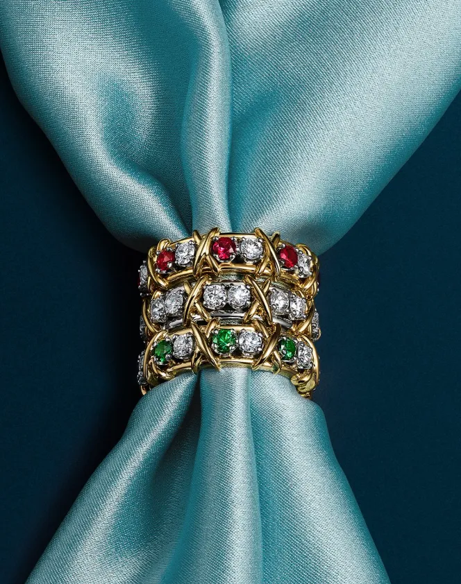 tres anillos dorados con una tela azul