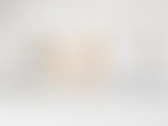 tres botes de serums junto con sus cajas sobre un cristal 