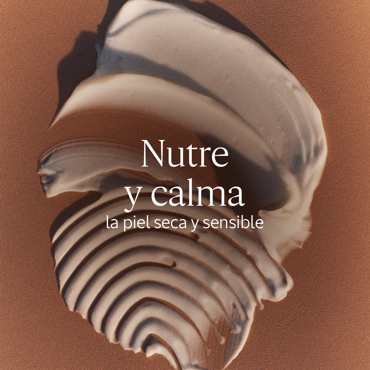 Crema blanca untada en una superficie marrón