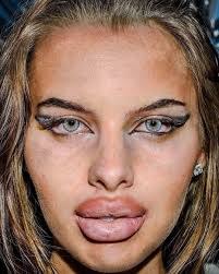 Bruce Gilden – Retratos callejeros extremos. Tiene reproches frecuentes por Fotografiar sin consentimiento inmediato. Famoso por usar flash a centímetros del rostro de desconocidos en la calle. Sus series en Nueva York y Londres están en el centro del debate de acoso fotográfico y ética del retrato callejero.