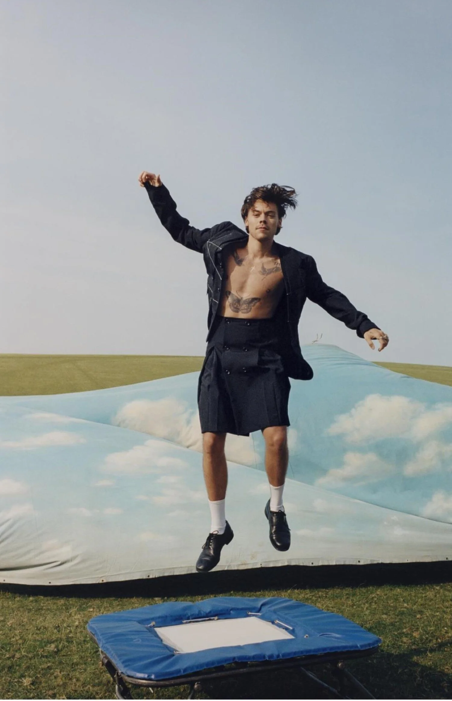 chico saltando en una cama elástica